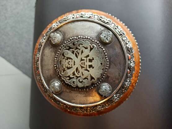 Deckelgefäß 'dou' aus Jade, Silber und Wurzelholz mit Steinbesatz - photo 2