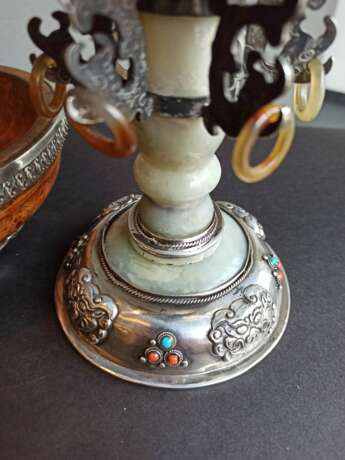 Deckelgefäß 'dou' aus Jade, Silber und Wurzelholz mit Steinbesatz - Foto 5