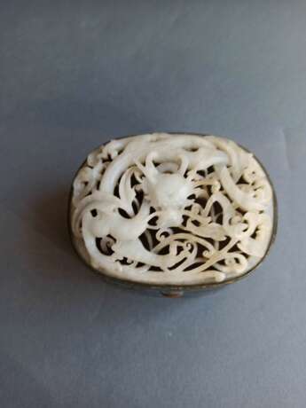 Cloisonné-Deckeldose mit Lotosdekor, auf dem Deckel eingelegte Jadeplakette mit Drache in Durchbruch geschnitzt - фото 2