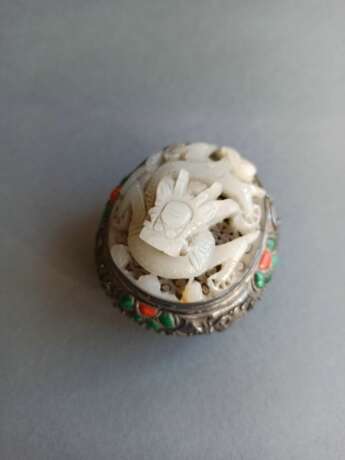 Deckeldose aus Silber mit Karneol und Malachitbesatz, der Deckel mit feiner Jadeschnitzerei eines fünfklauigen Drachen - фото 2