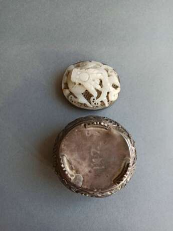 Deckeldose aus Silber mit Karneol und Malachitbesatz, der Deckel mit feiner Jadeschnitzerei eines fünfklauigen Drachen - фото 6