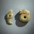 'Zhulong' und Anhänger in zoomorpher Form in gelbgrüner Jade gearbeitet - Archives des enchères