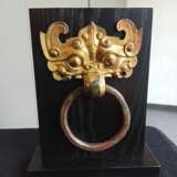 Feuervergoldeter Bronze-Beschlag in Form einer 'taotie'-Maske mit losem Ringhenkel - Foto 2