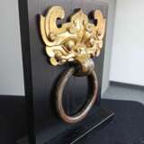 Feuervergoldeter Bronze-Beschlag in Form einer 'taotie'-Maske mit losem Ringhenkel - photo 3