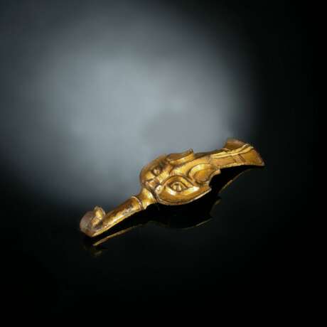 Gürtelhaken aus feuervergoldeter Bronze mit Maskendekor - photo 3