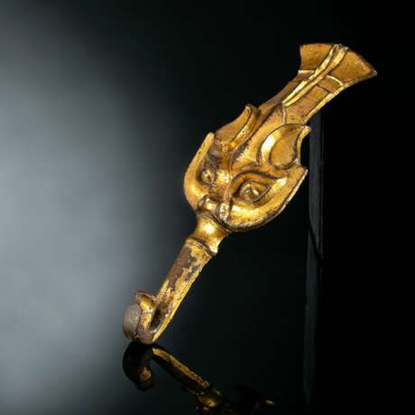 Gürtelhaken aus feuervergoldeter Bronze mit Maskendekor - Foto 4