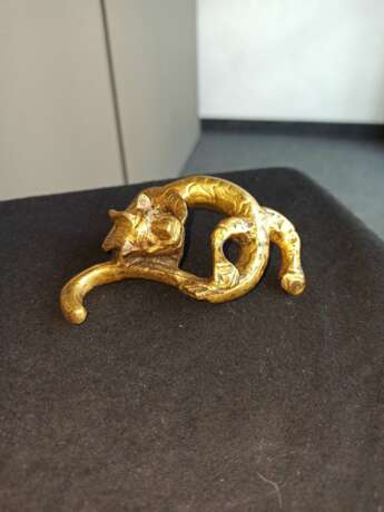 Feuervergoldeter Bronzebeschlag in Form von chilong - фото 2