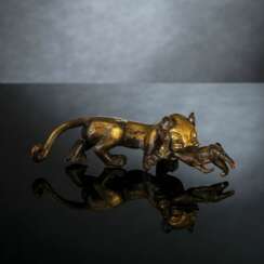 Feuervergoldete Bronze eines schreitenden Tigers, ein Rehkitz im Maul packend