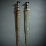 Zwei Schwerter aus Bronze, partiell grün korrodiert, Holzstände - photo 1