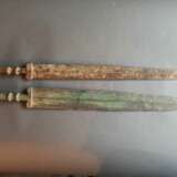 Zwei Schwerter aus Bronze, partiell grün korrodiert, Holzstände - photo 2