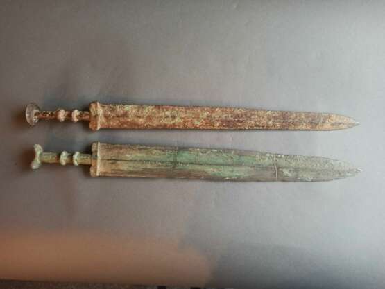 Zwei Schwerter aus Bronze, partiell grün korrodiert, Holzstände - Foto 2