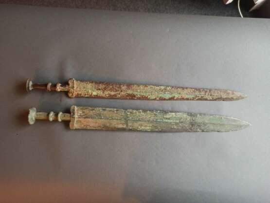 Zwei Schwerter aus Bronze, partiell grün korrodiert, Holzstände - фото 3