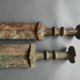 Zwei Schwerter aus Bronze, partiell grün korrodiert, Holzstände - Foto 4