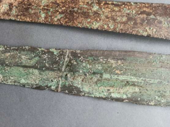 Zwei Schwerter aus Bronze, partiell grün korrodiert, Holzstände - photo 5
