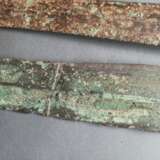 Zwei Schwerter aus Bronze, partiell grün korrodiert, Holzstände - Foto 5