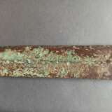 Zwei Schwerter aus Bronze, partiell grün korrodiert, Holzstände - photo 6