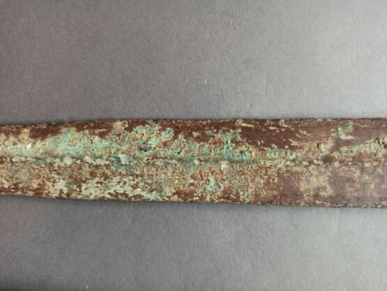 Zwei Schwerter aus Bronze, partiell grün korrodiert, Holzstände - Foto 6