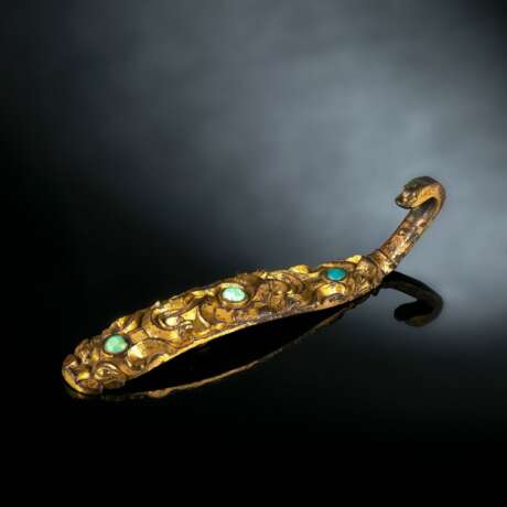 Feiner Feuervergoldeter Gürtelhaken aus Bronze mit Türkis-Einlagen - Foto 1