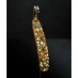 Feiner Feuervergoldeter Gürtelhaken aus Bronze mit Türkis-Einlagen - фото 2