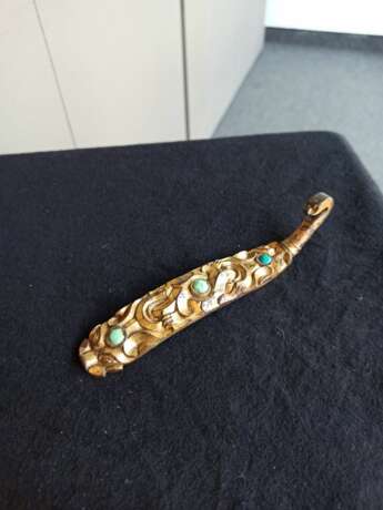 Feiner Feuervergoldeter Gürtelhaken aus Bronze mit Türkis-Einlagen - фото 3