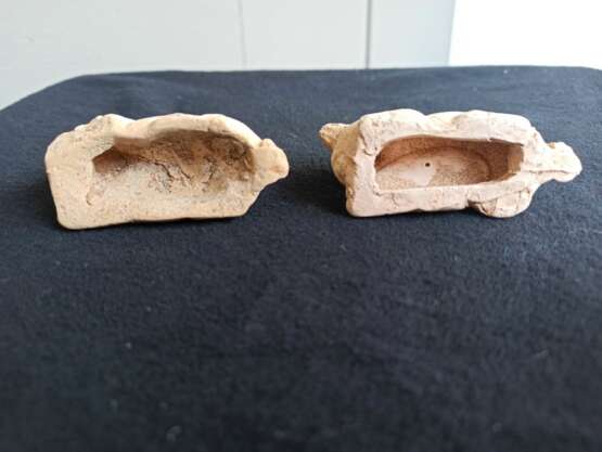 Paar liegende Widder aus Irdenware mit Resten von kalter Bemalung - Foto 5