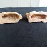 Paar liegende Widder aus Irdenware mit Resten von kalter Bemalung - photo 5