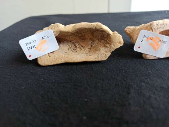 Paar liegende Widder aus Irdenware mit Resten von kalter Bemalung - Foto 6