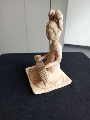 Figur einer sitzenden 'qin'-Spielerin aus Irdenware mit Spuren von kalter Bemalung - photo 5