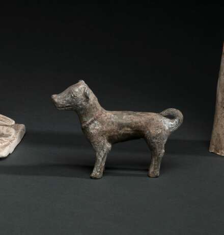 Model eines stehenden Hundes aus grauer Irdenware aus der Sammlung Eumorfopoulos - photo 1