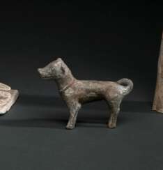 Model eines stehenden Hundes aus grauer Irdenware aus der Sammlung Eumorfopoulos