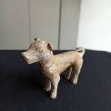 Model eines stehenden Hundes aus grauer Irdenware aus der Sammlung Eumorfopoulos - фото 2