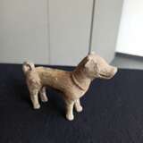 Model eines stehenden Hundes aus grauer Irdenware aus der Sammlung Eumorfopoulos - Foto 3