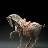 Kalt bemaltes Pferd aus Irdenware mit angehobenem rechten Fuß auf einer rechteckigen Plinthe stehend - Foto 1