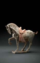 Kalt bemaltes Pferd aus Irdenware mit angehobenem rechten Fuß auf einer rechteckigen Plinthe stehend