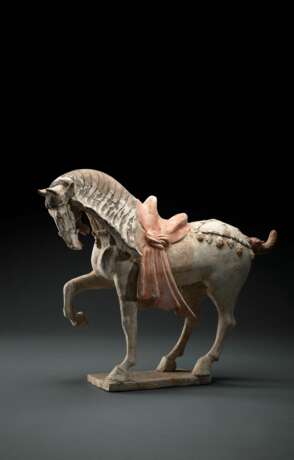 Kalt bemaltes Pferd aus Irdenware mit angehobenem rechten Fuß auf einer rechteckigen Plinthe stehend - фото 1