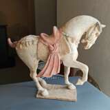 Kalt bemaltes Pferd aus Irdenware mit angehobenem rechten Fuß auf einer rechteckigen Plinthe stehend - Foto 2