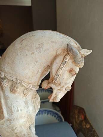Kalt bemaltes Pferd aus Irdenware mit angehobenem rechten Fuß auf einer rechteckigen Plinthe stehend - photo 3