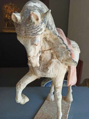 Kalt bemaltes Pferd aus Irdenware mit angehobenem rechten Fuß auf einer rechteckigen Plinthe stehend - photo 4