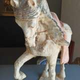 Kalt bemaltes Pferd aus Irdenware mit angehobenem rechten Fuß auf einer rechteckigen Plinthe stehend - фото 4