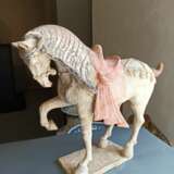 Kalt bemaltes Pferd aus Irdenware mit angehobenem rechten Fuß auf einer rechteckigen Plinthe stehend - photo 5