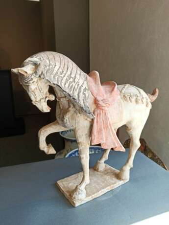 Kalt bemaltes Pferd aus Irdenware mit angehobenem rechten Fuß auf einer rechteckigen Plinthe stehend - Foto 5