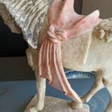 Kalt bemaltes Pferd aus Irdenware mit angehobenem rechten Fuß auf einer rechteckigen Plinthe stehend - фото 7