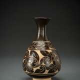 Cizhou-Vase 'yuhuchunping' mit birnförmigem Korpus und eingeschnittenem Dekor von Blattranken - Foto 1