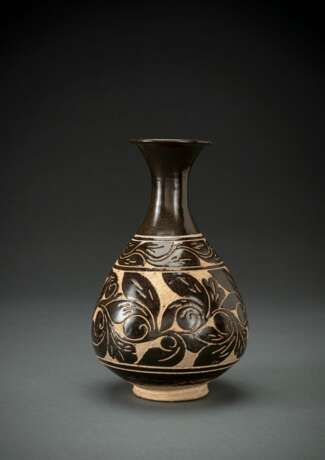 Cizhou-Vase 'yuhuchunping' mit birnförmigem Korpus und eingeschnittenem Dekor von Blattranken - Foto 1