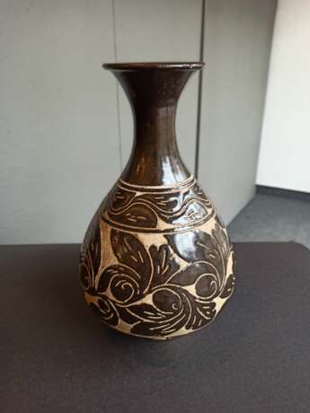 Cizhou-Vase 'yuhuchunping' mit birnförmigem Korpus und eingeschnittenem Dekor von Blattranken - photo 4