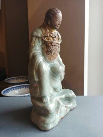Seltene Longquan-Figur des Zhenwu auf einem Felsen sitzende mit Resten von Vergoldung - фото 3