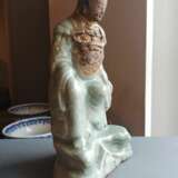 Seltene Longquan-Figur des Zhenwu auf einem Felsen sitzende mit Resten von Vergoldung - photo 3