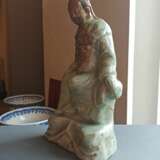 Seltene Longquan-Figur des Zhenwu auf einem Felsen sitzende mit Resten von Vergoldung - photo 5