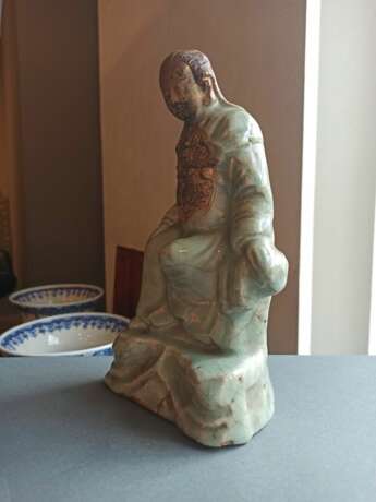 Seltene Longquan-Figur des Zhenwu auf einem Felsen sitzende mit Resten von Vergoldung - фото 5