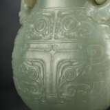 Feine Deckelvase aus hellgrüner Jade mit großer 'Taotie'-Maske und Henkel - photo 3